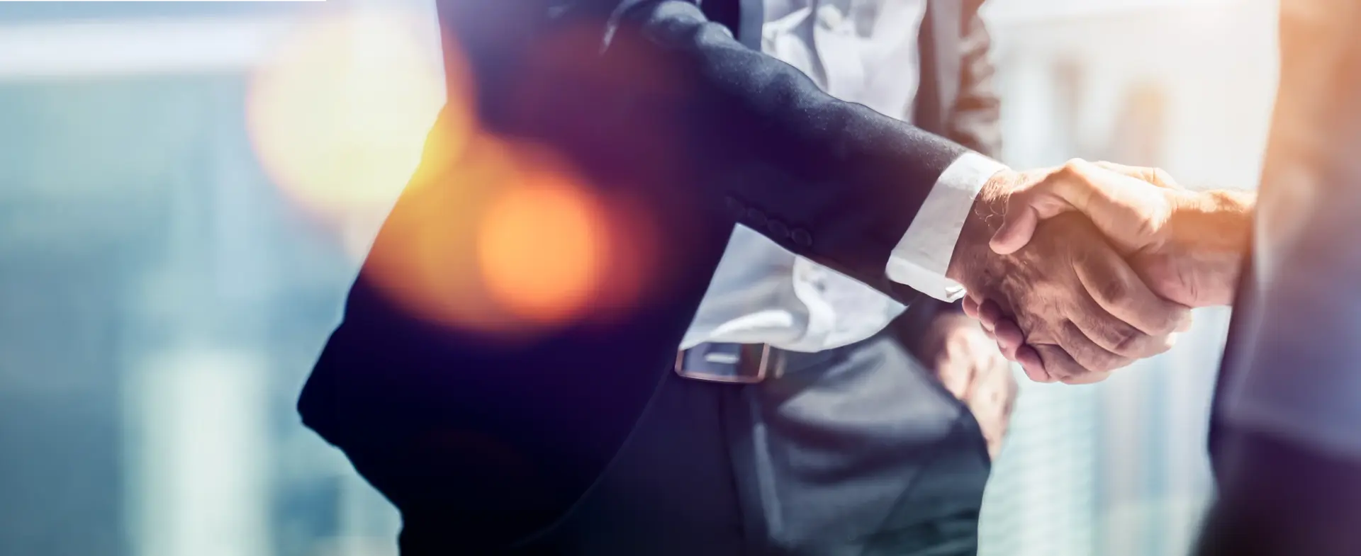 Handshake zweier Männer im Office